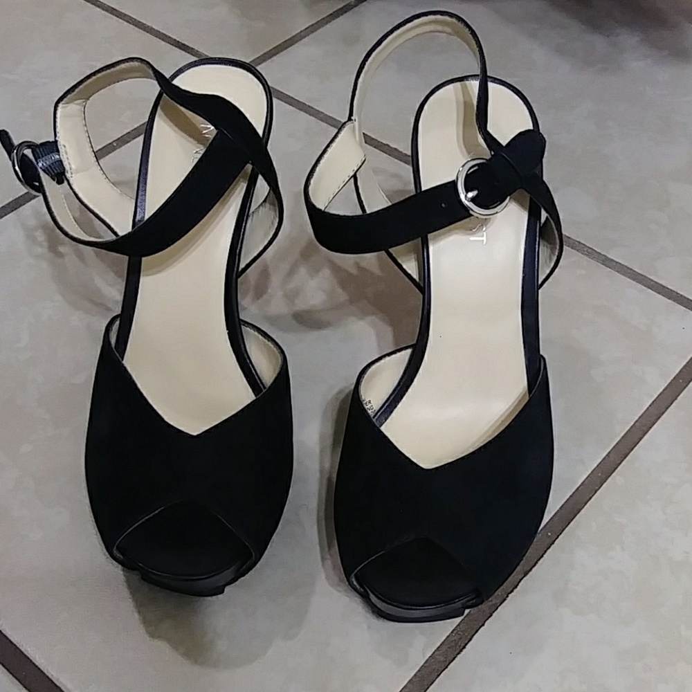 Brand new Nine West black suede heels.